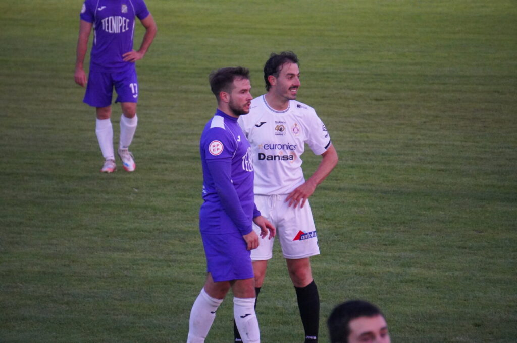 Jugadores del CD Becerril y Palencia Cristo Atlético en el campo