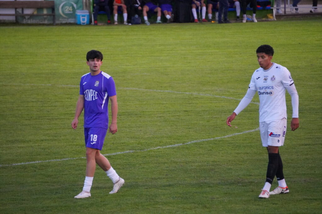 Jugadores del CD Becerril y Palencia Cristo Atlético en el campo