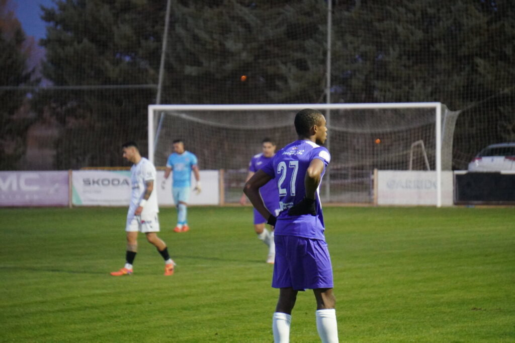 Jugadores en el campo durante el partido de fútbol entre Becerril y Palencia Cristo Atlético