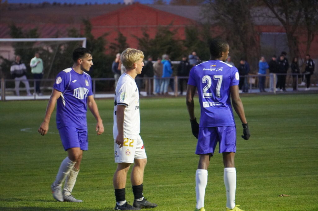 Jugadores del CD Becerril y Palencia Cristo Atlético en el campo.