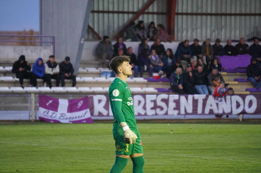 Portero del CD Becerril durante el partido contra el Palencia Cristo Atlético