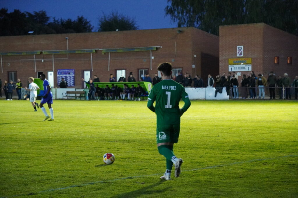 Portero del CD Becerril en un partido de fútbol contra el Palencia Cristo Atlético