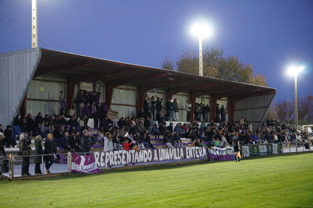 Aficionados en el estadio durante el partido de fútbol entre Becerril y Palencia Cristo Atlético
