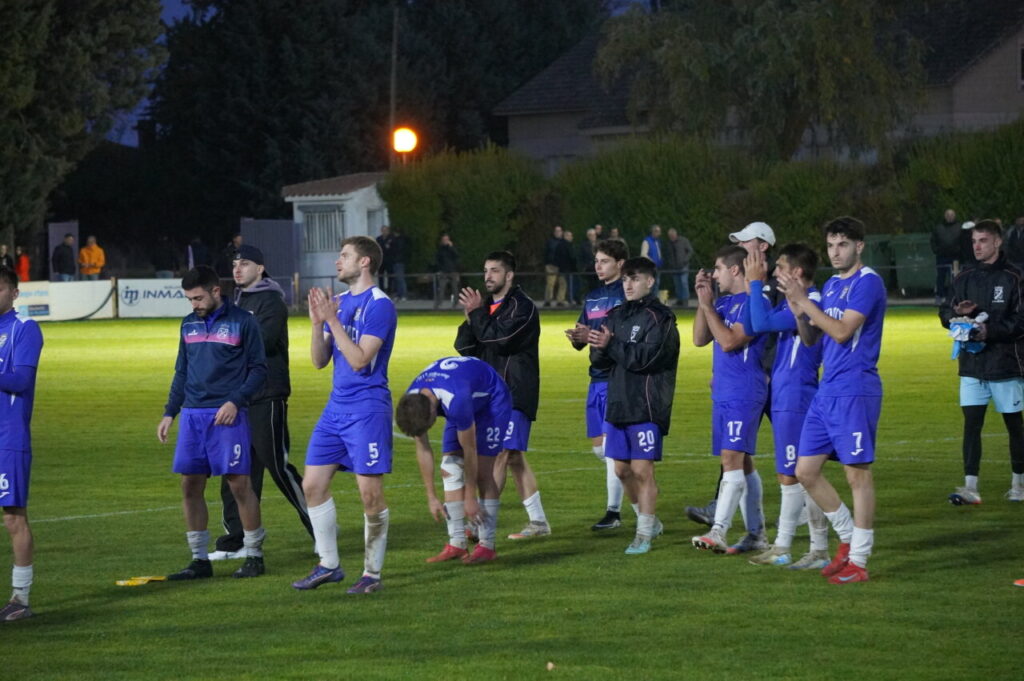 Jugadores del CD Becerril celebrando el empate en un partido de fútbol