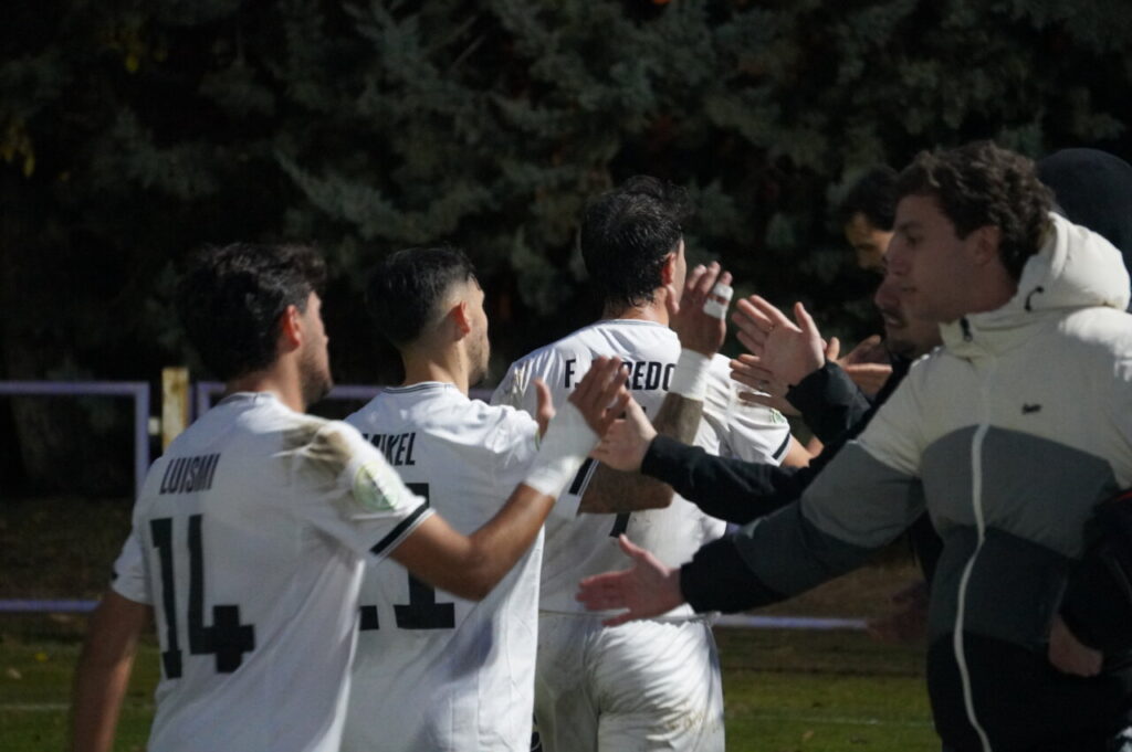 Jugadores del CD Becerril celebrando un empate en un partido de fútbol