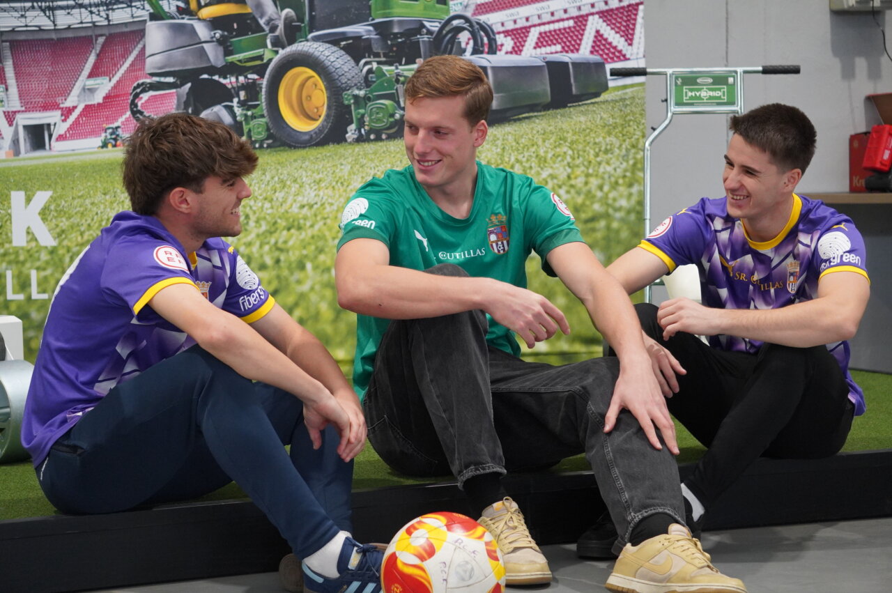Tres jugadores del Palencia CF conversando antes del derbi
