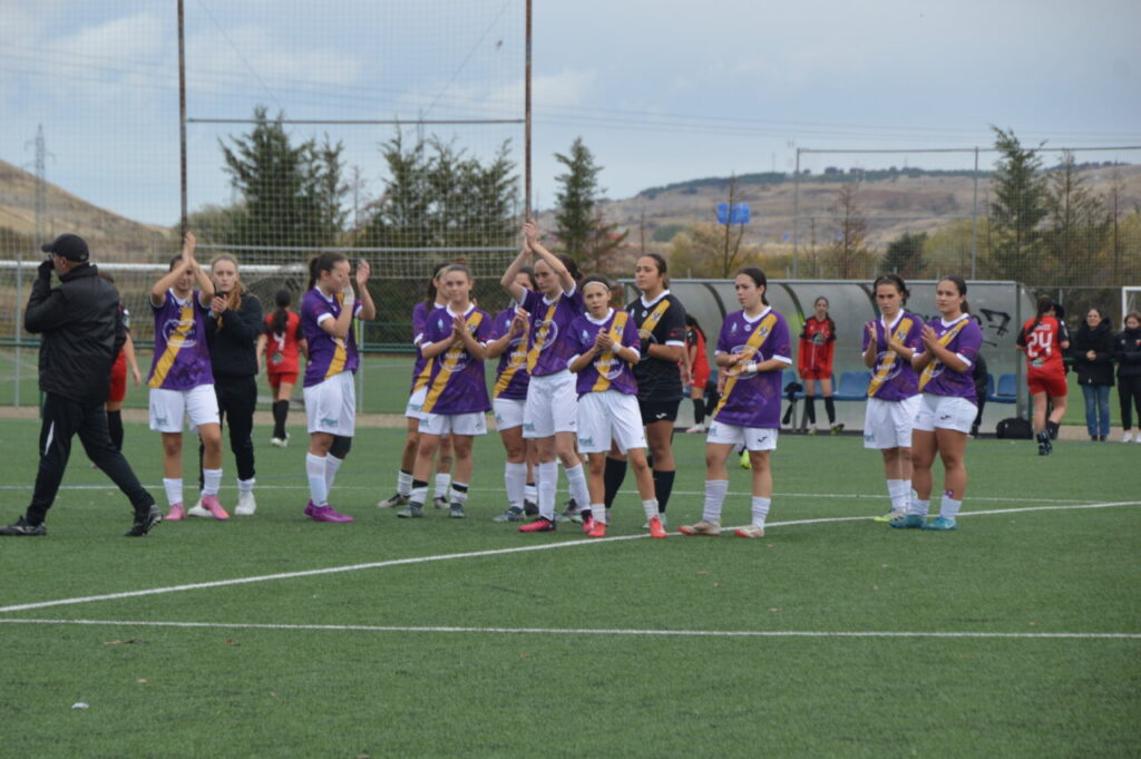 Jugadoras del Palencia Fútbol Femenino celebrando su victoria en el campo
