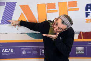 Luis Zahera sosteniendo un premio en el Aguilar Film Festival