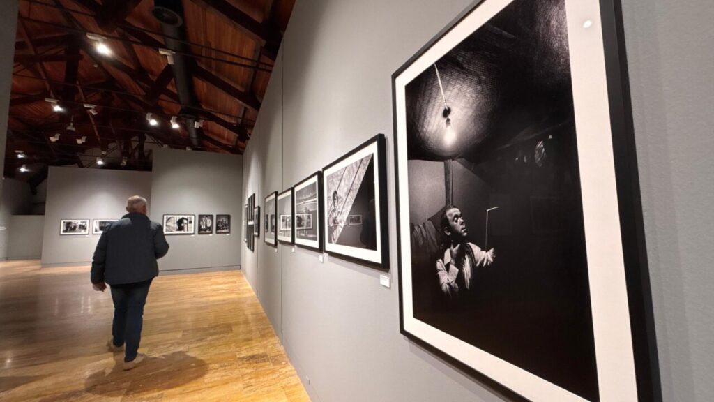 Visita a la exposición de Benito Román en el Centro Cultural Provincial