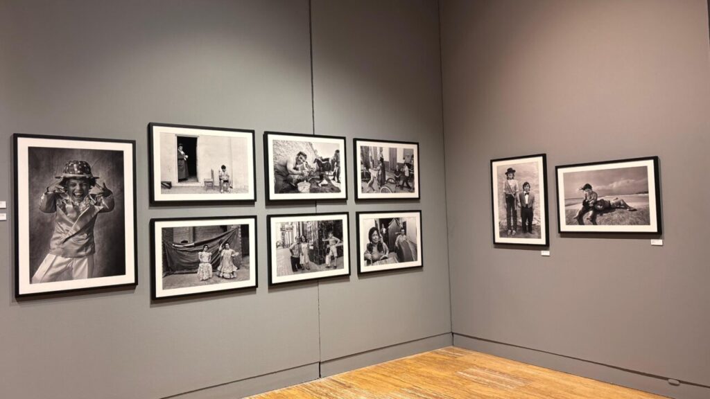 Fotografías en blanco y negro de la exposición de Benito Román.