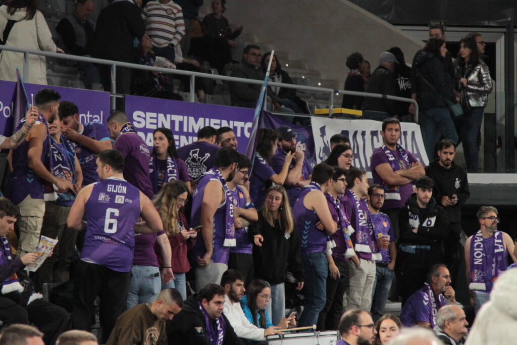 Aficionados del Súper Agropal Palencia en las gradas durante un partido