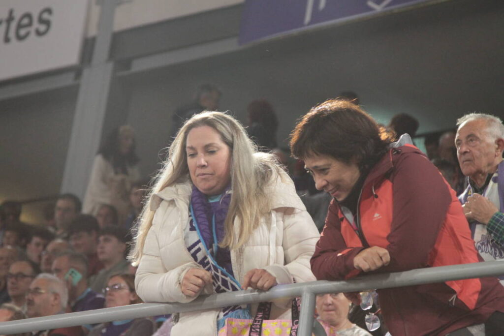 Aficionados en las gradas del Municipal de Palencia durante un partido de baloncesto.