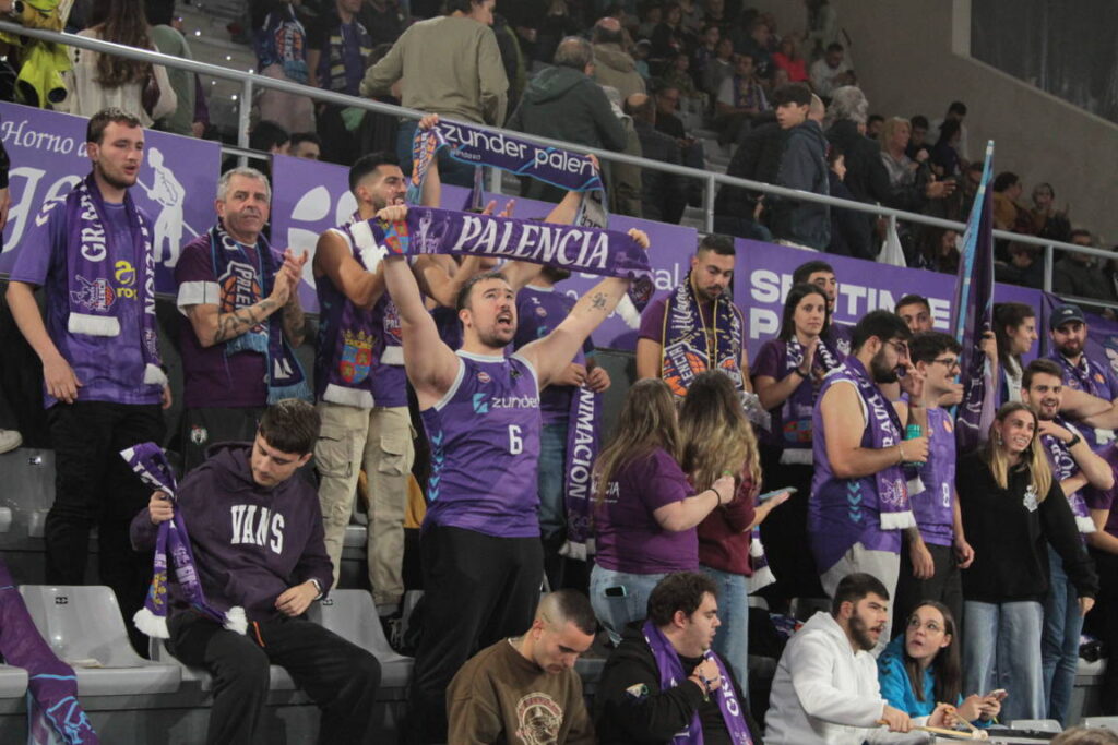 Aficionados del Súper Agropal Palencia animando en las gradas