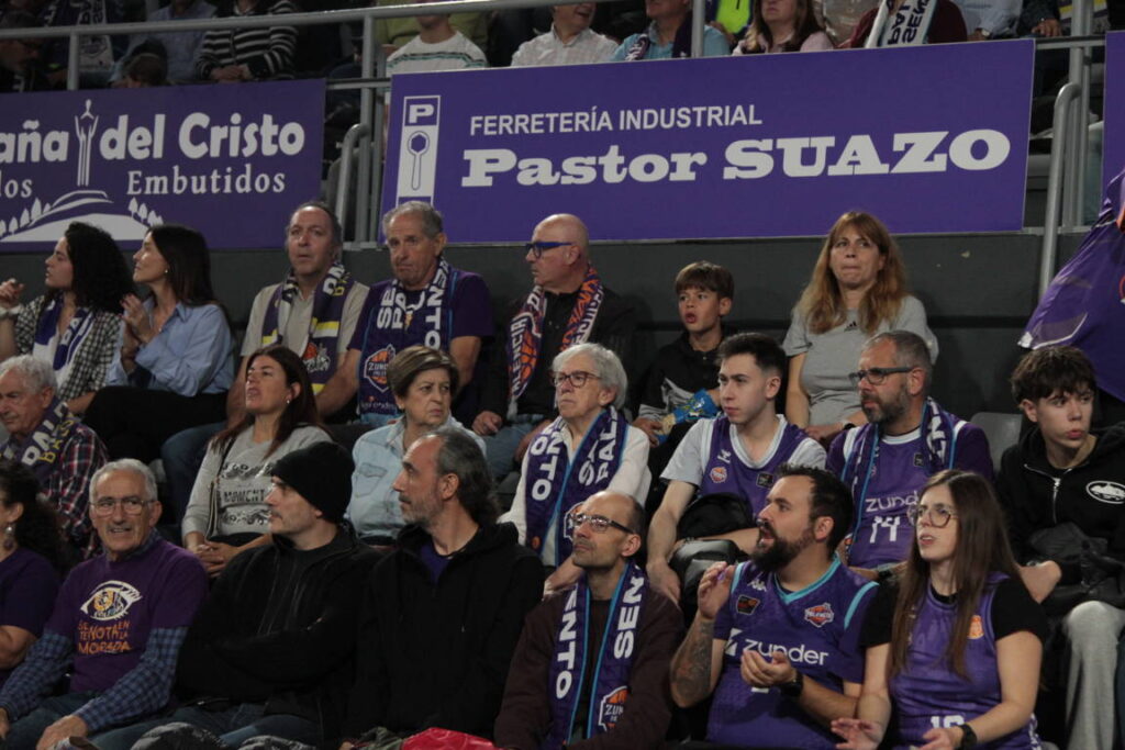 Aficionados en las gradas del partido del Súper Agropal Palencia