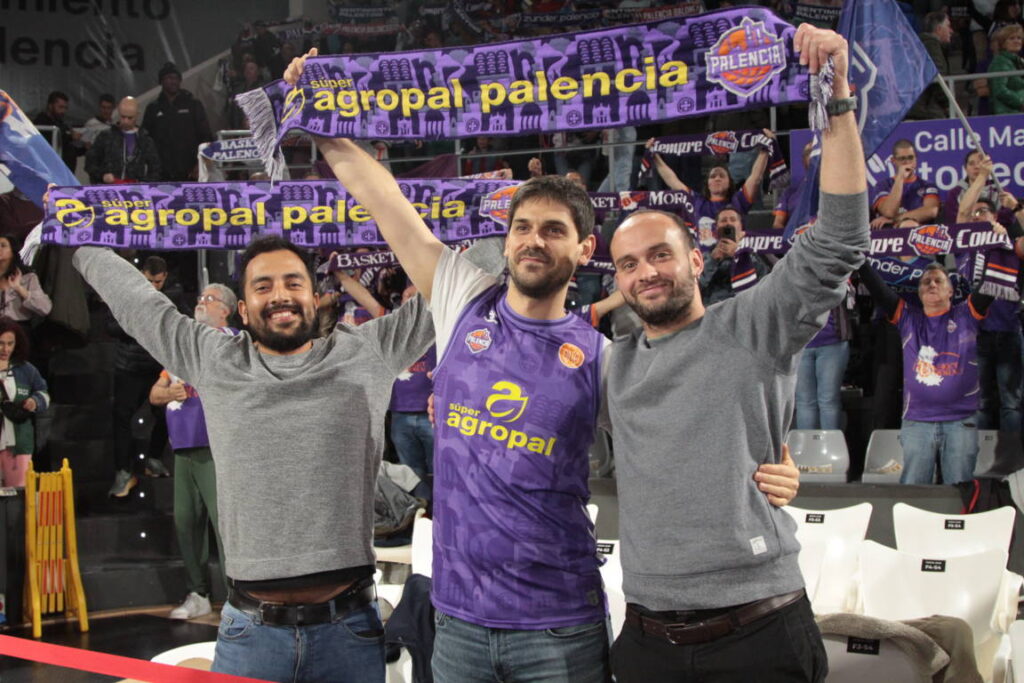 Aficionados del Súper Agropal Palencia en las gradas del partido