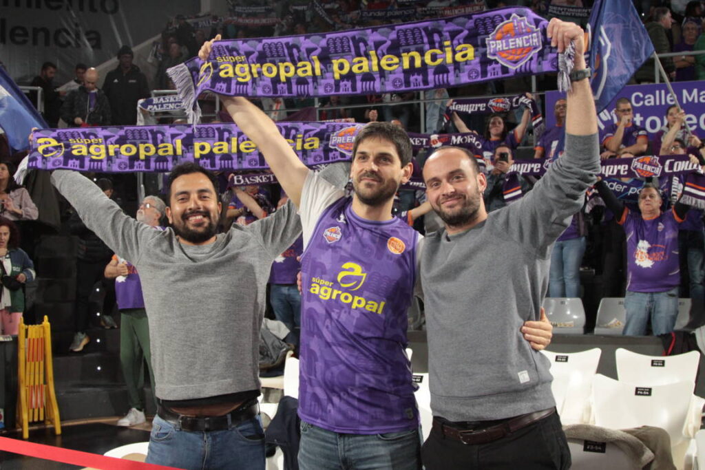 Aficionados del Súper Agropal Palencia celebrando en las gradas