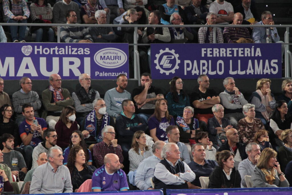 Aficionados en las gradas del partido del Súper Agropal Palencia