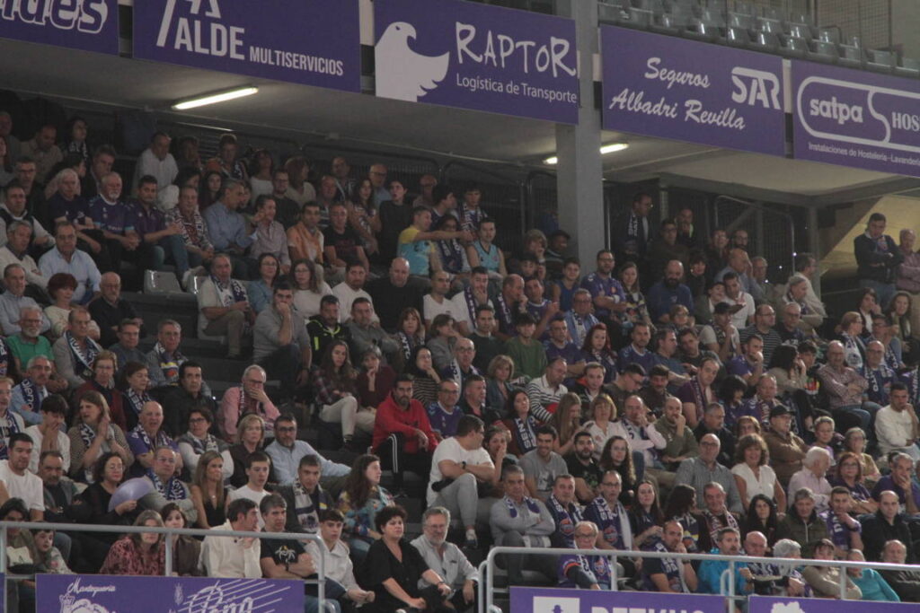 Aficionados en las gradas del Municipal de Palencia durante un partido de baloncesto