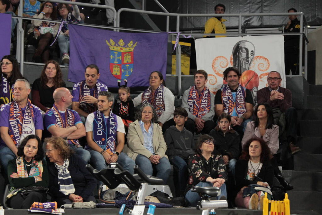Aficionados del Súper Agropal Palencia en las gradas durante un partido.