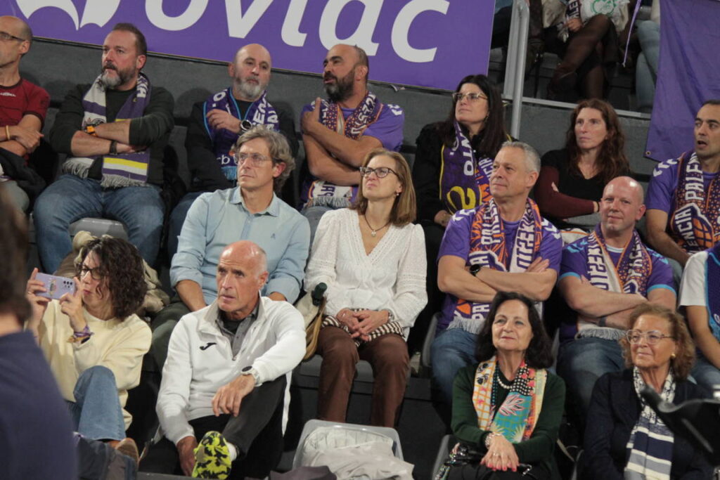 Aficionados en las gradas durante un partido de baloncesto en Palencia.