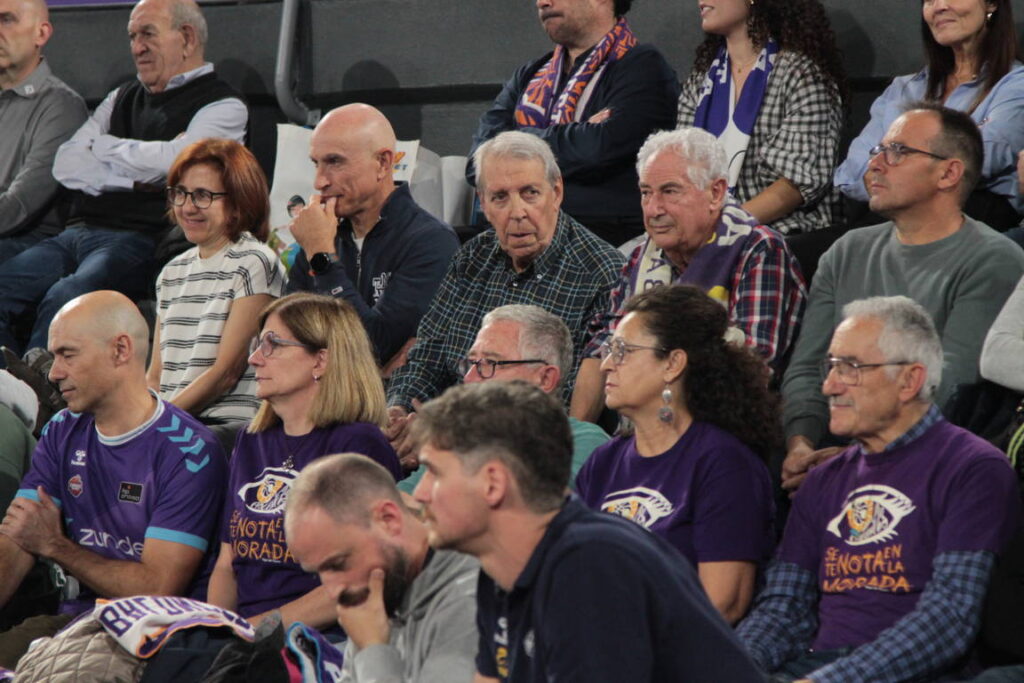 Aficionados en las gradas durante un partido del Súper Agropal Palencia.