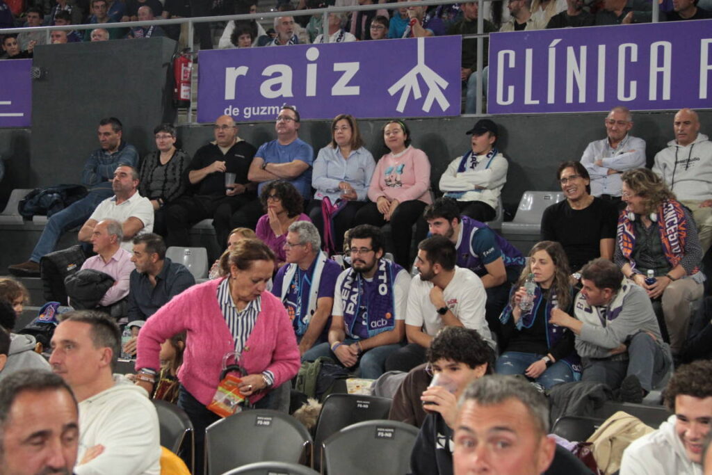 Aficionados en las gradas durante un partido del Palencia Basket