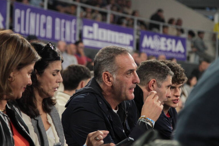 Aficionados en las gradas durante un partido de baloncesto.