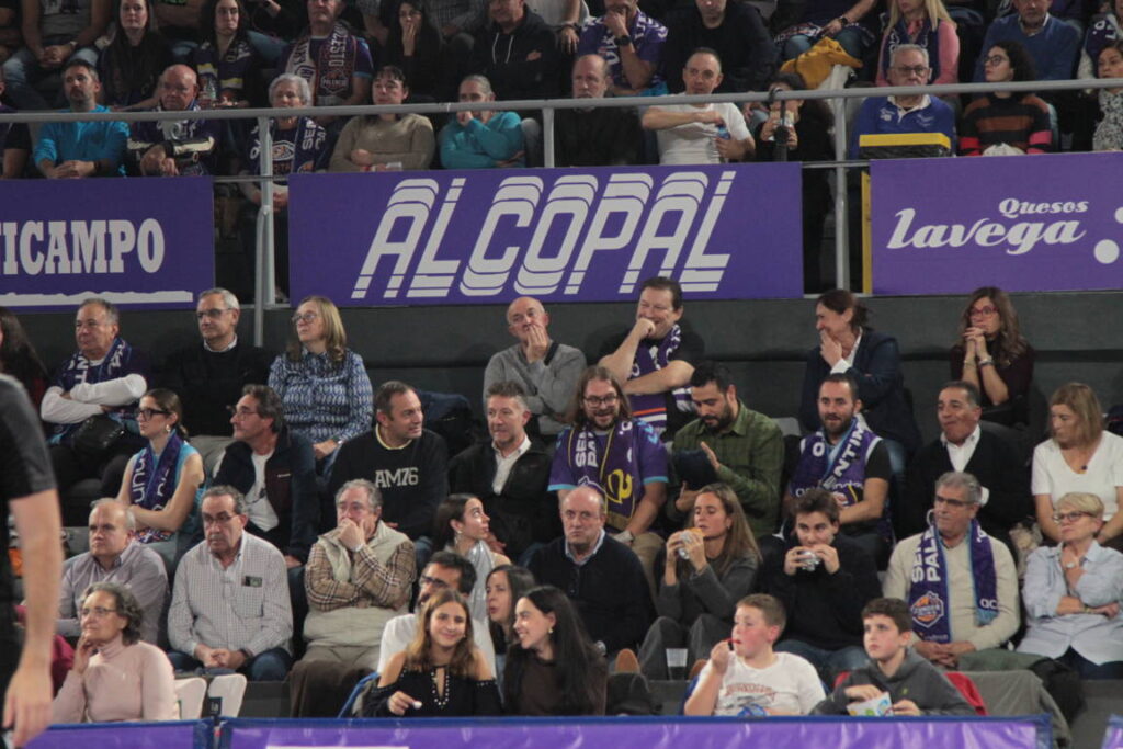 Aficionados en las gradas del partido del Palencia Basket