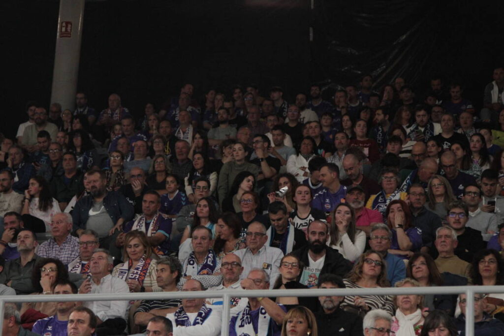 Aficionados en las gradas durante un partido de baloncesto.