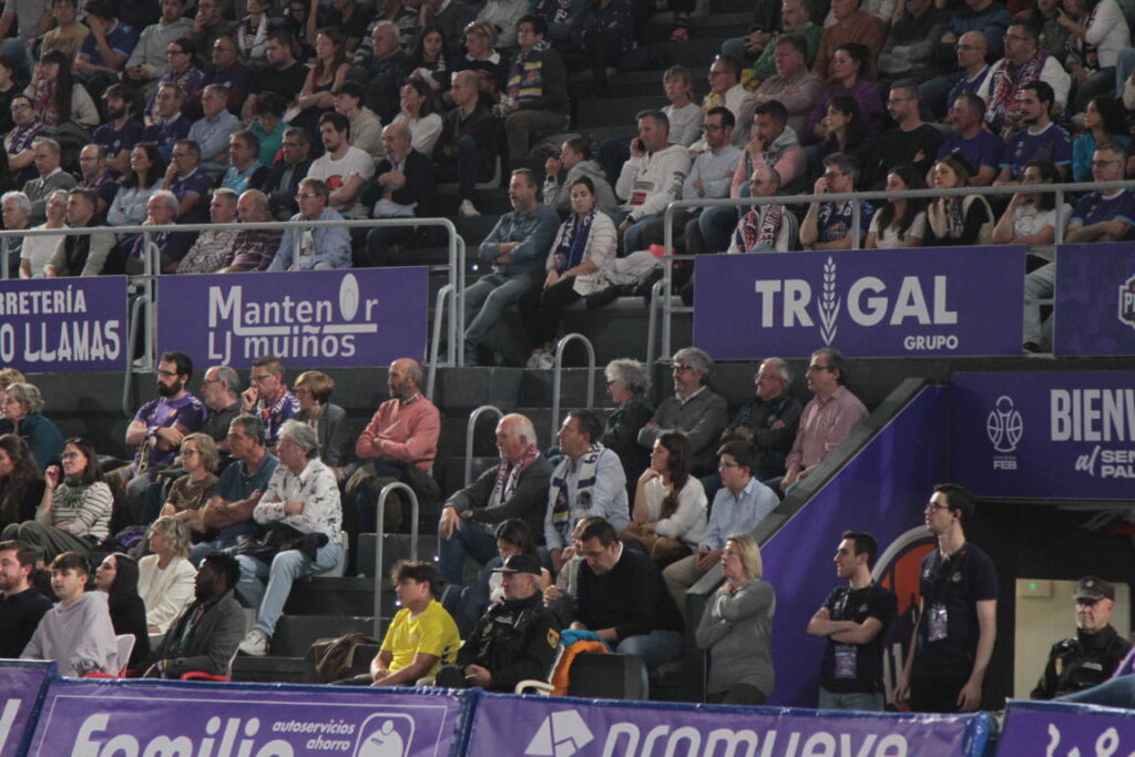Aficionados en las gradas durante un partido de baloncesto en Palencia.
