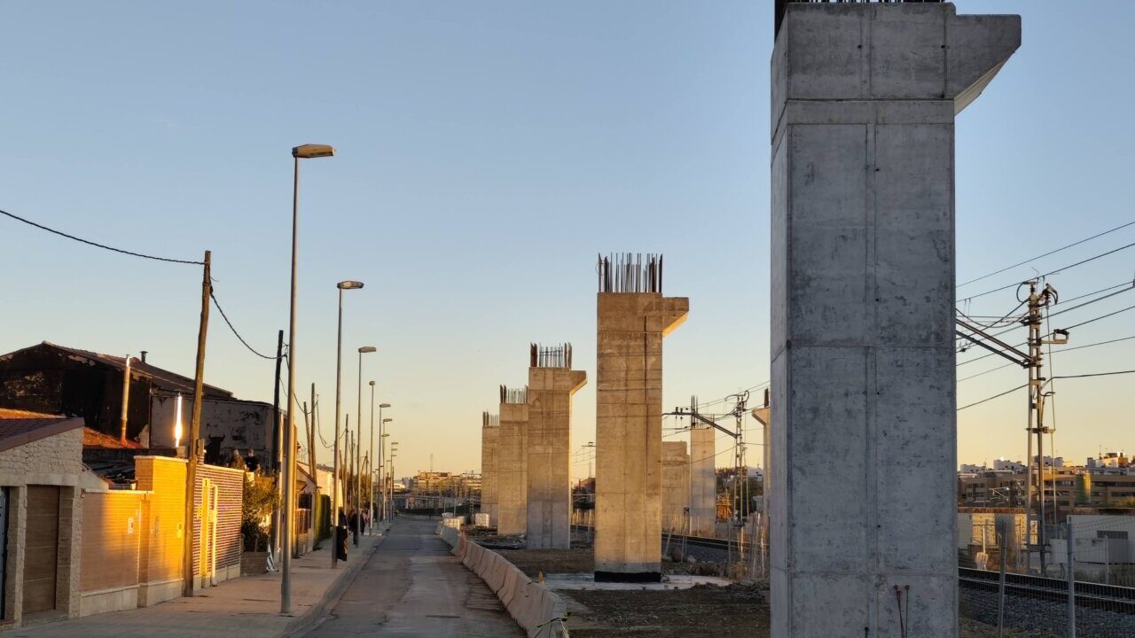Obras de soterramiento del ferrocarril en Palencia con pilares de hormigón.