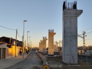 Obras de soterramiento del ferrocarril en Palencia con pilares de hormigón.