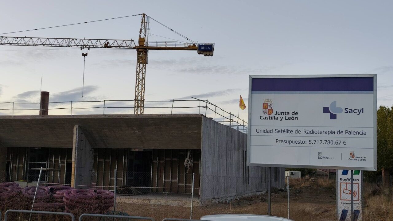 Construcción de la Unidad Satélite de Radioterapia en Palencia con grúa y cartel informativo.