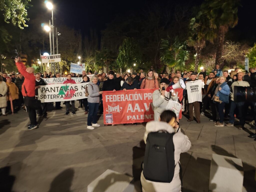 Concentración en Palencia contra las pantallas acústicas y por el soterramiento de las vías.