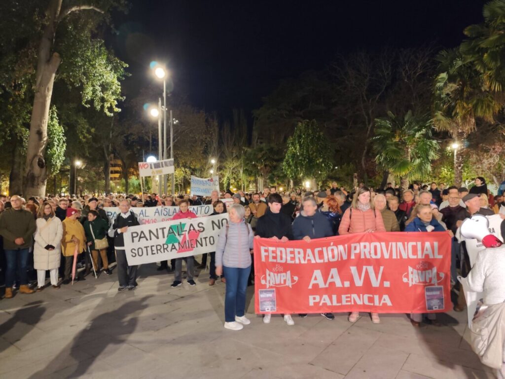 Concentración en Palencia contra las pantallas acústicas y por el soterramiento