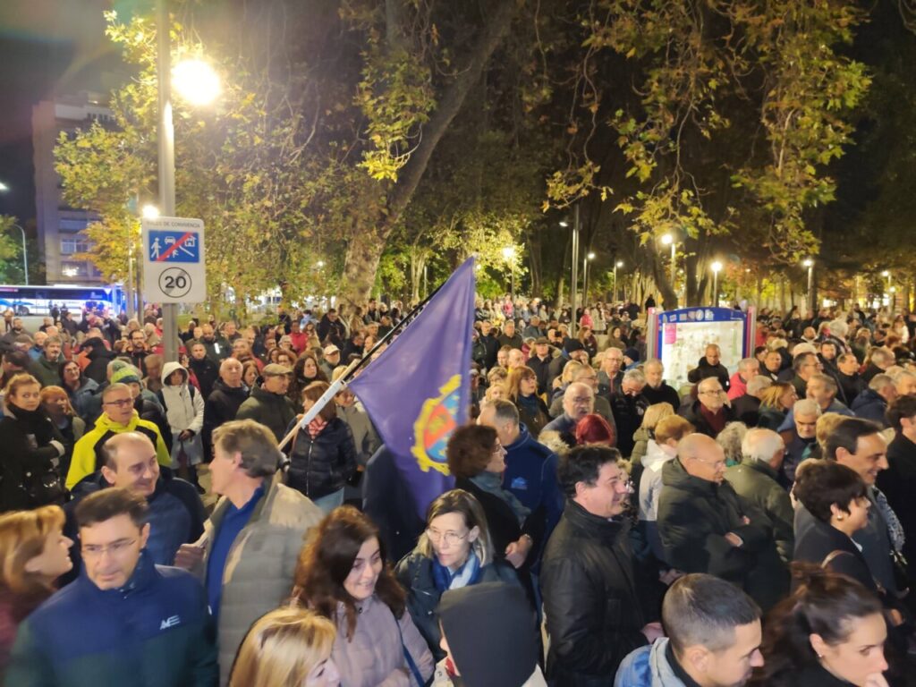 Multitud de personas en una manifestación en Palencia con pancartas y banderas.