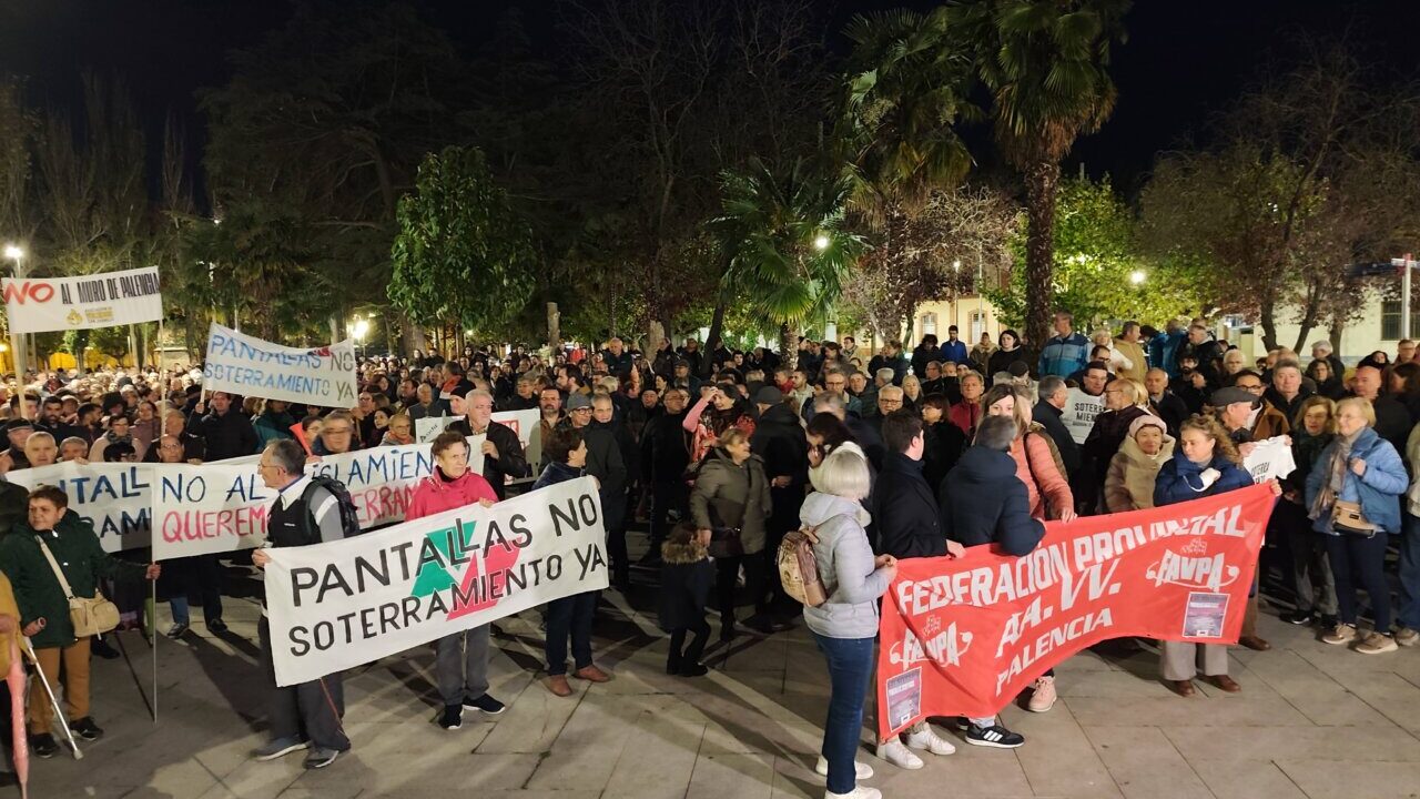 Concentración de personas con pancartas en Palencia pidiendo el soterramiento de las vías