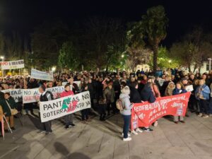 Concentración de personas con pancartas en Palencia pidiendo el soterramiento de las vías