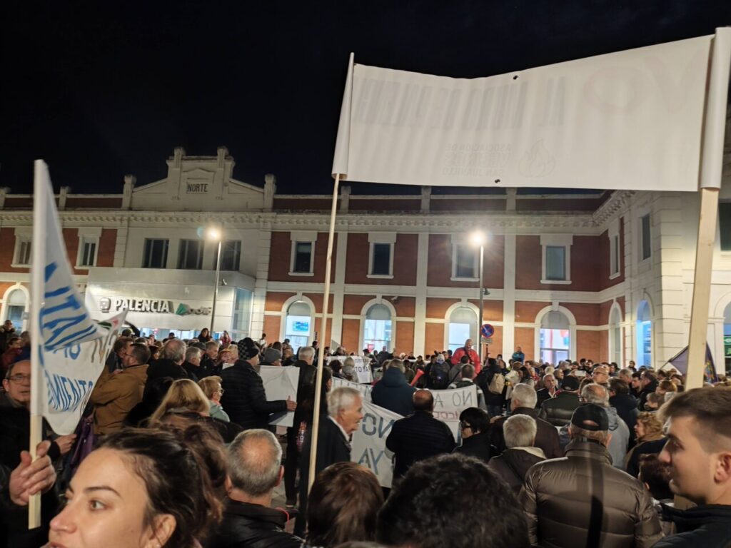 Concentración en Palencia con pancartas sobre soterramiento de vías