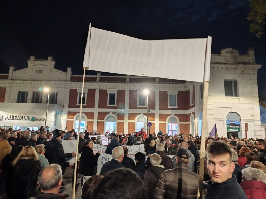 Concentración de ciudadanos en Palencia pidiendo el soterramiento de las vías.