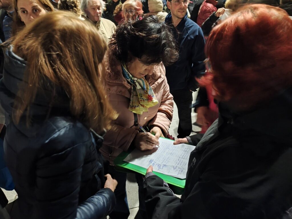 Personas firmando en una manifestación en Palencia por el soterramiento