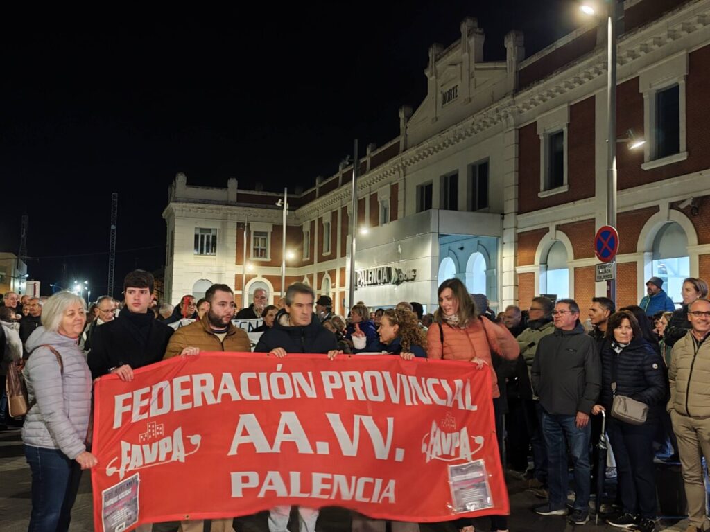 Manifestación en Palencia con pancarta de la Federación de Asociaciones de Vecinos