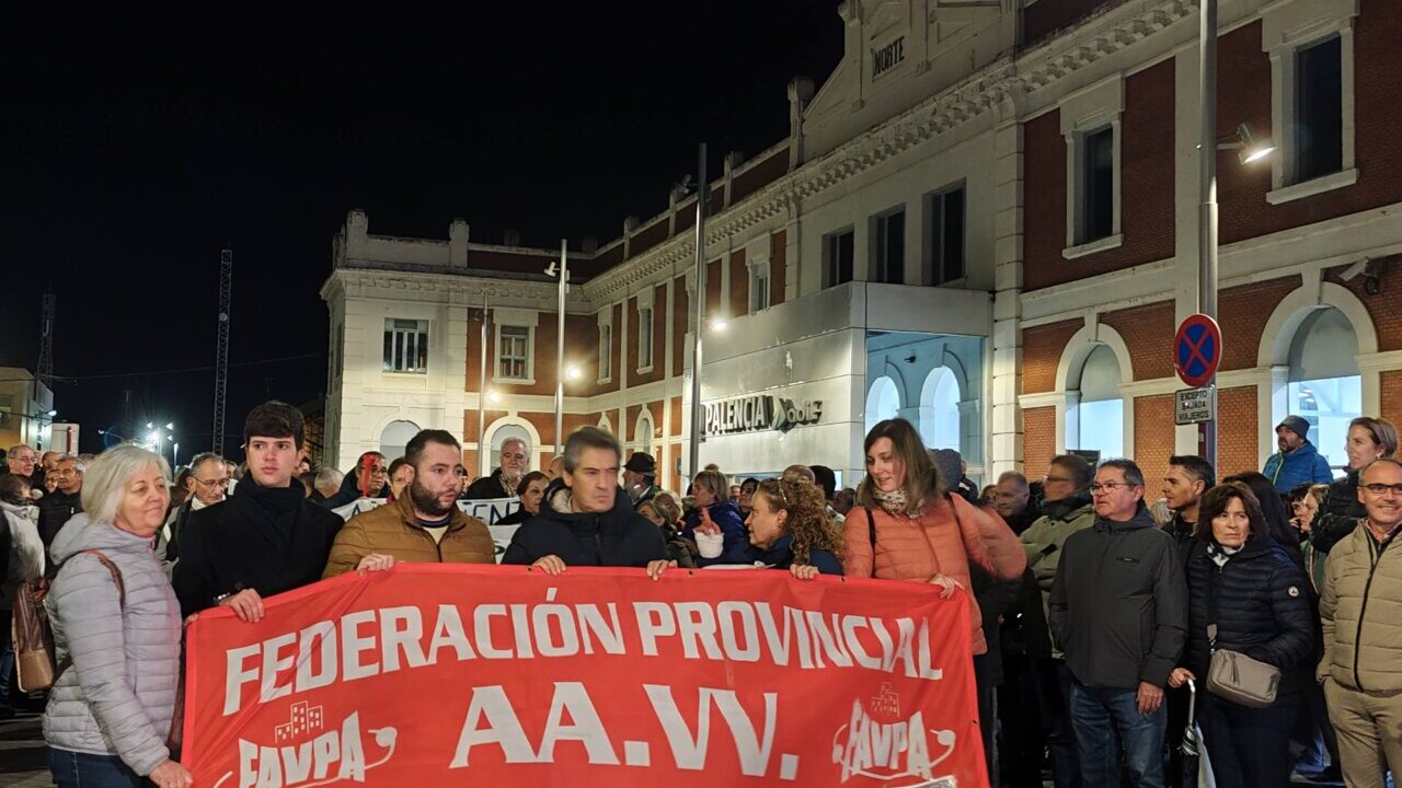 Manifestación en Palencia con pancarta de la Federación de Asociaciones de Vecinos