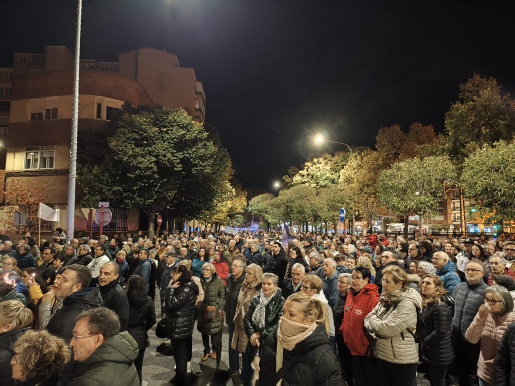 Multitud de personas en una manifestación nocturna en Palencia.
