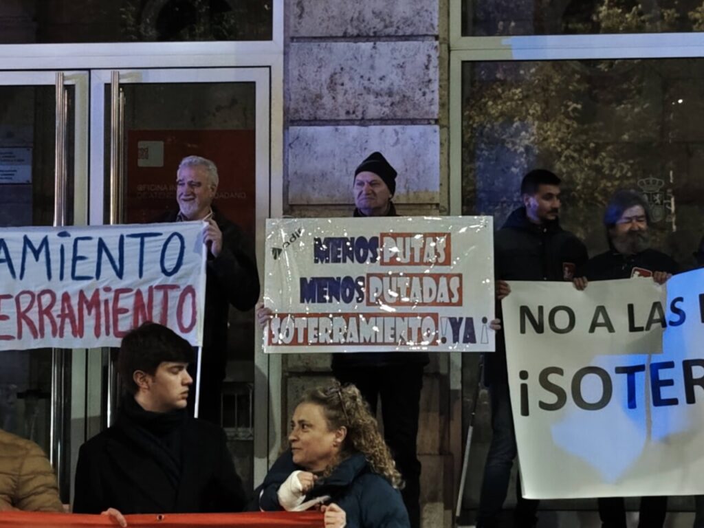 Personas sosteniendo pancartas en una manifestación en Palencia