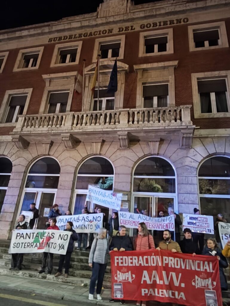Manifestación en Palencia contra el soterramiento de vías con pancartas