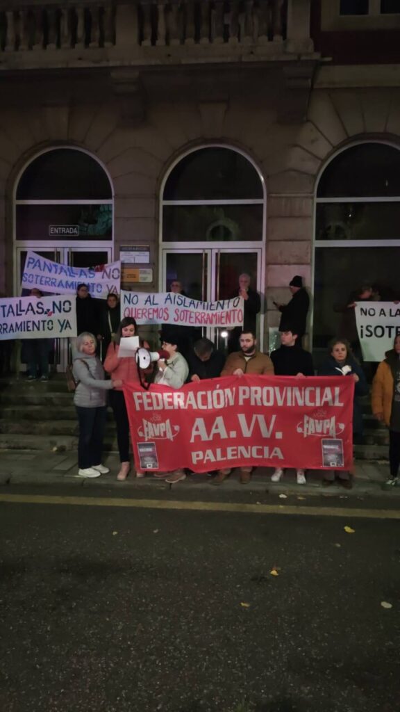 Manifestación en Palencia con pancartas sobre soterramiento