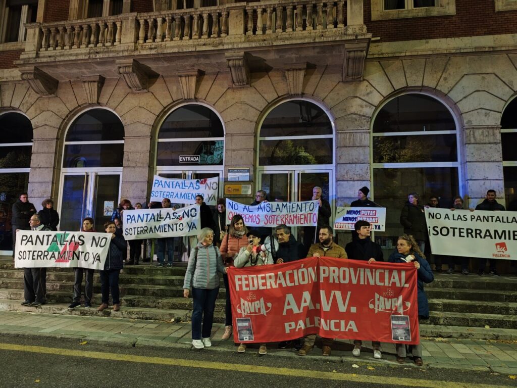 Manifestantes sosteniendo pancartas en la concentración por el soterramiento en Palencia.