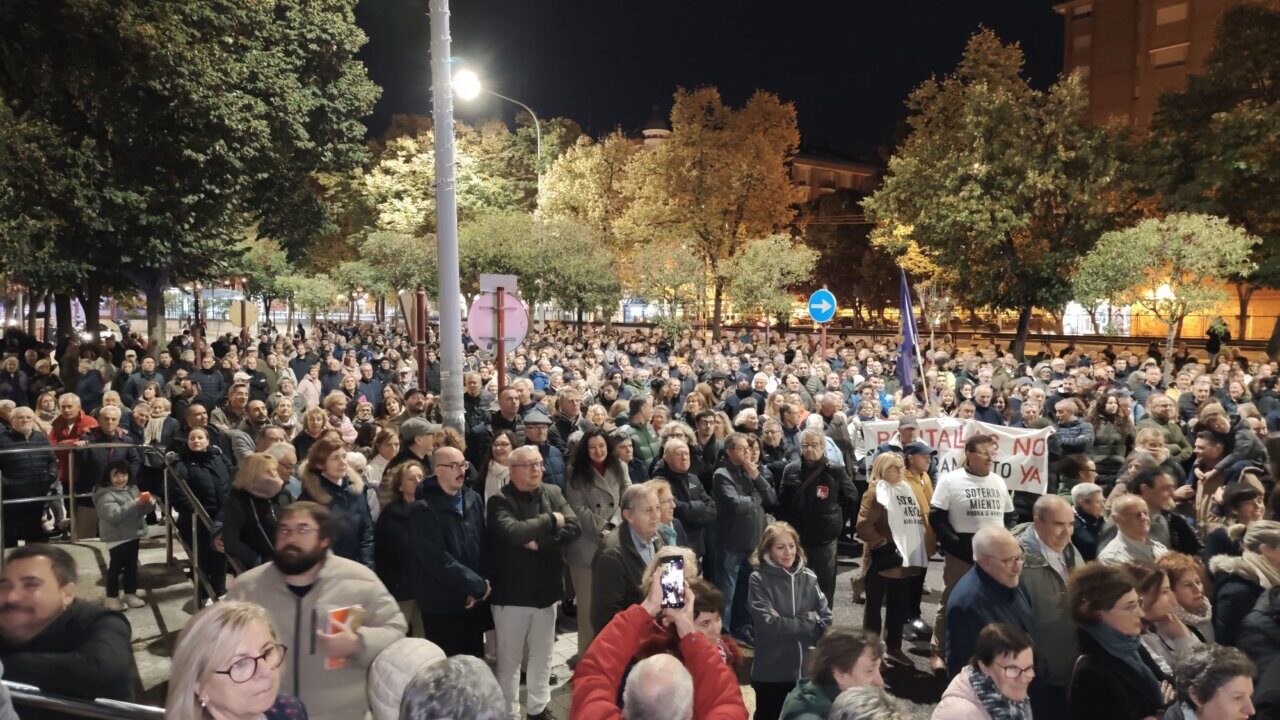 Multitud de personas en una manifestación en Palencia por el soterramiento