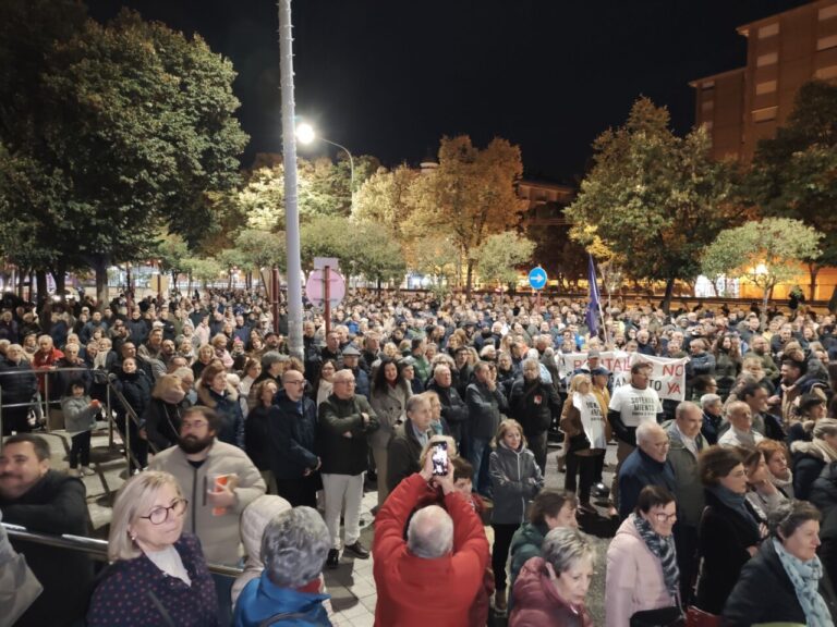 Multitud de personas en una manifestación en Palencia por el soterramiento